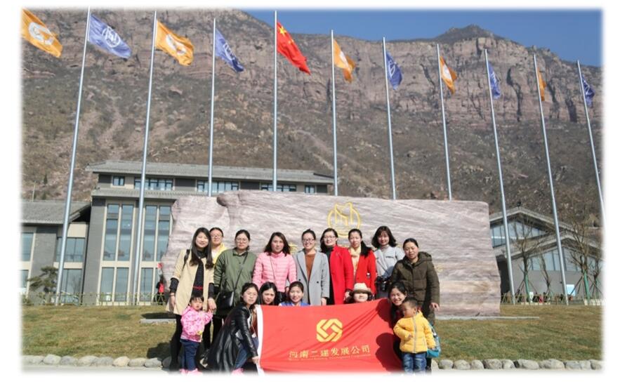 登山享旖旎春光，攜手秀發展麗人